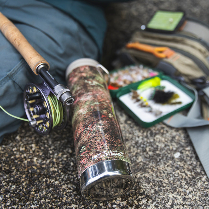 20oz-tkwide-with-cafe-cap-mossy-oak-a4 20oz_tumbler_mossyoak_rainbowtrout_flyfish_top_square.jpg